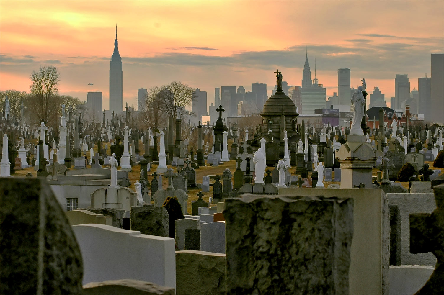 CalvaryCemeteryQueens edit Mortes por coronavírus congestionam cemitérios em NYC