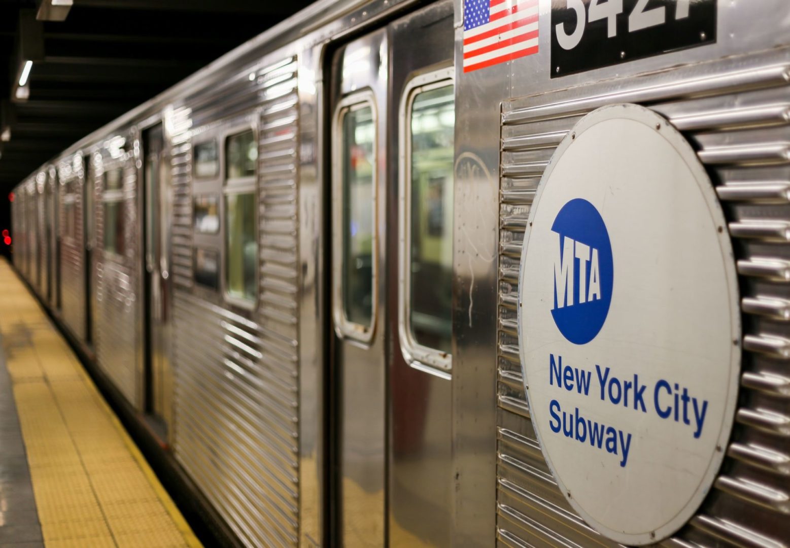 Metro NYC scaled Moradores de rua se revoltam durante limpeza do metrô em NYC